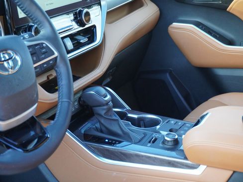 Used 2024 Toyota Highlander Platinum image 25