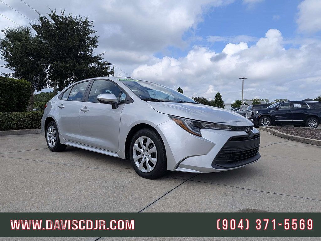 Used 2023 Toyota Corolla LE FWD image 2