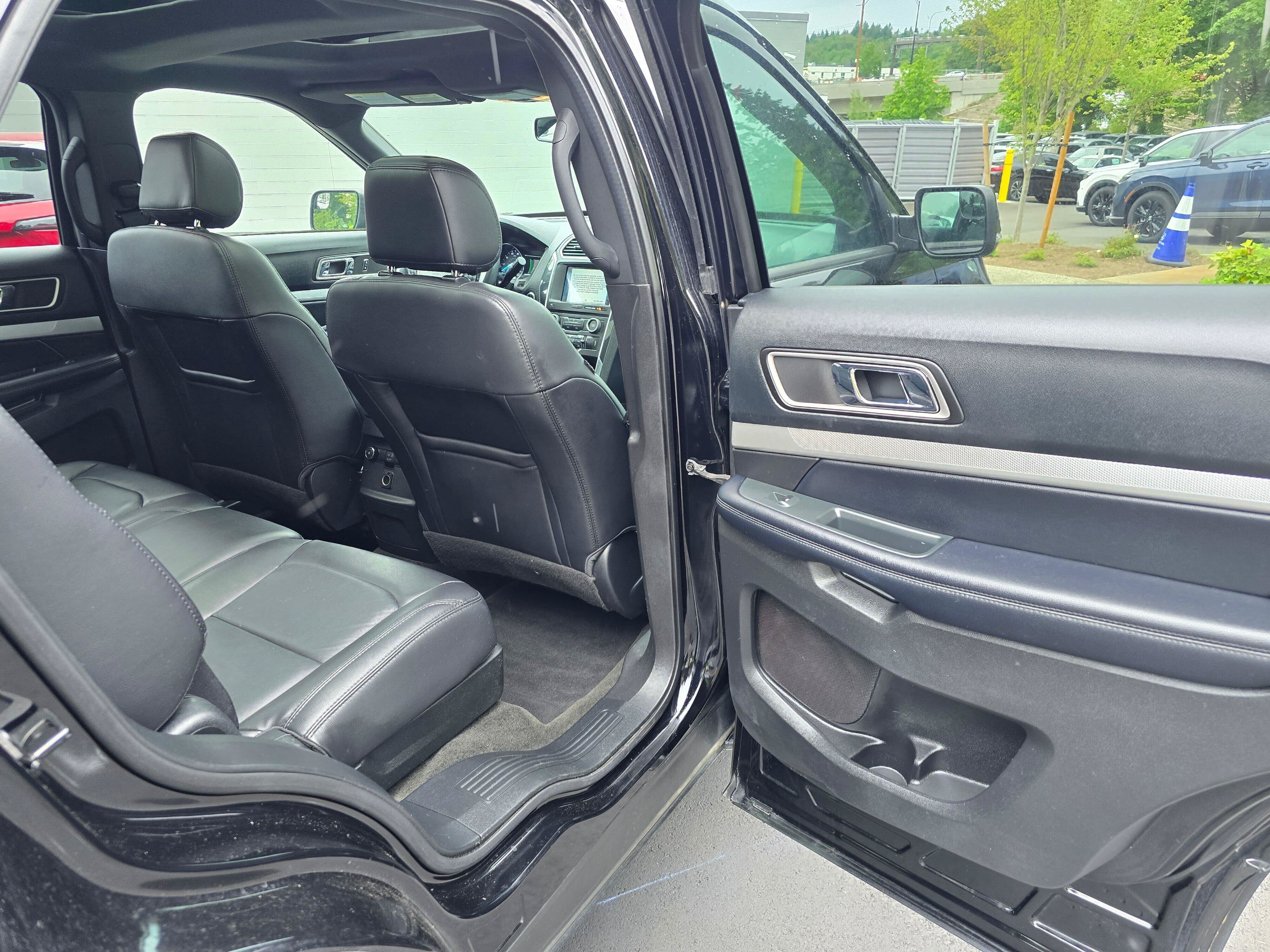 Used 2017 Ford Explorer XLT w/ Equipment Group 202A AWD/4WD image 13