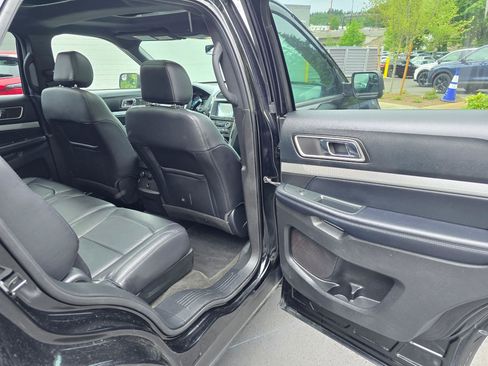 Used 2017 Ford Explorer XLT w/ Equipment Group 202A AWD/4WD image 13