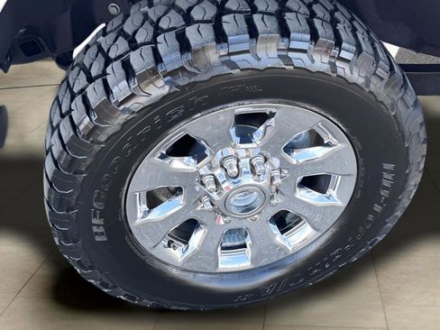 Used 2017 Ford F250 Lariat w/ Chrome Package image 47