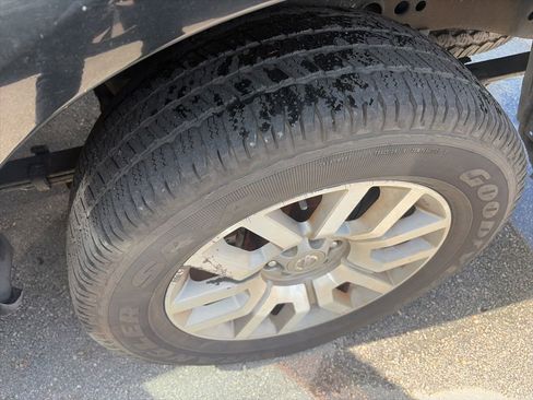 Used 2010 Nissan Frontier LE RWD image 9