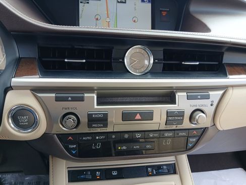 Used 2016 Lexus ES 350 w/ Luxury Package w/Wood Trim FWD image 16