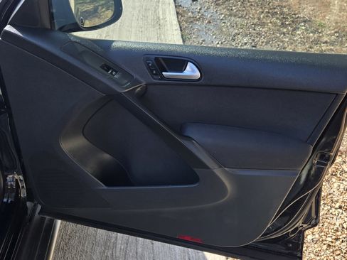 Used 2013 Volkswagen Tiguan S image 23