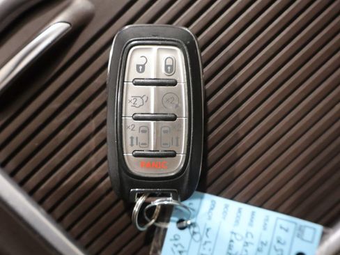 Used 2018 Chrysler Pacifica Touring-L Plus FWD image 30