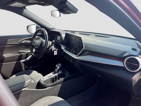 Used 2025 Chevrolet Trax RS FWD image 30