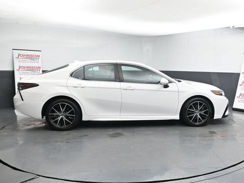 Used 2024 Toyota Camry SE image 9