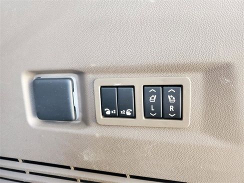 Used 2023 GMC Yukon Denali image 38