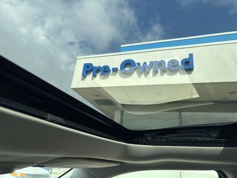 Used 2017 Chevrolet Traverse Premier image 25