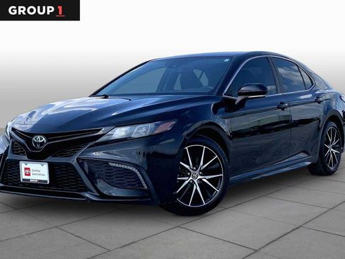 Used 2022 Toyota Camry SE FWD image 1