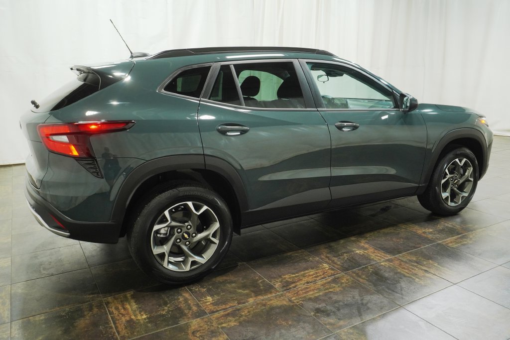 Used 2025 Chevrolet Trax LT w/ Driver Confidence Package FWD image 4