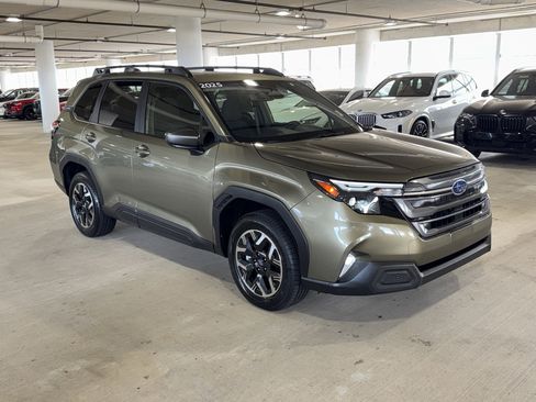 Used 2025 Subaru Forester Premium image 2