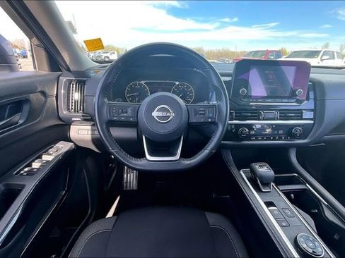 Used 2024 Nissan Pathfinder SV image 8