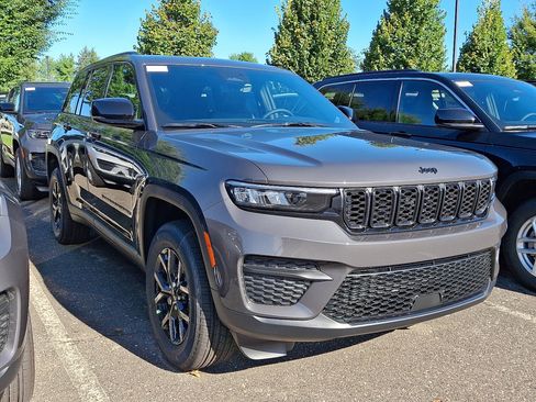 New 2025 Jeep Grand Cherokee Altitude image 3