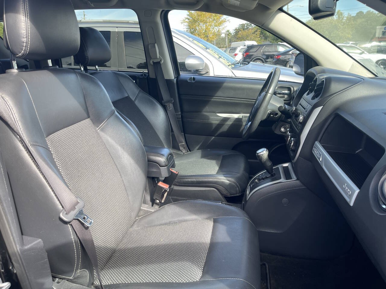 Used 2016 Jeep Compass Latitude FWD image 12