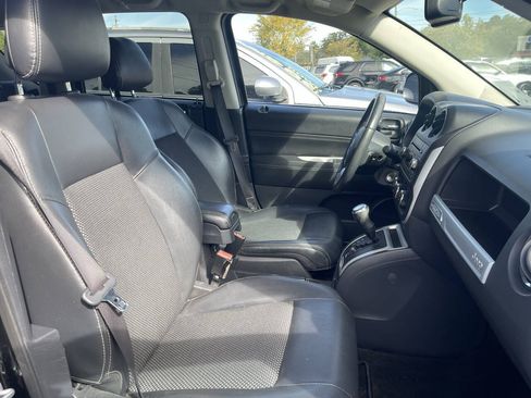 Used 2016 Jeep Compass Latitude FWD image 12