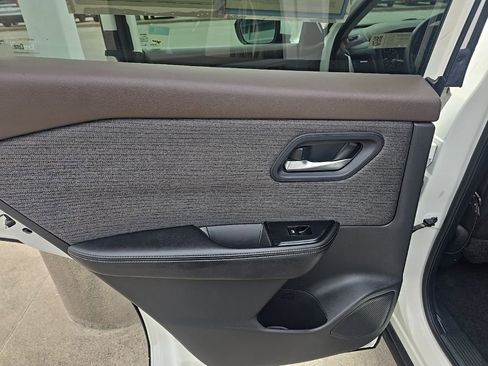 Used 2023 Nissan Rogue SV image 27