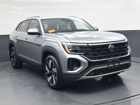 Used 2024 Volkswagen Atlas Cross Sport SE image 2