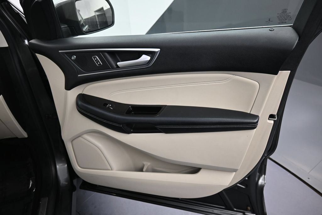 Used 2020 Ford Edge Titanium AWD/4WD image 17