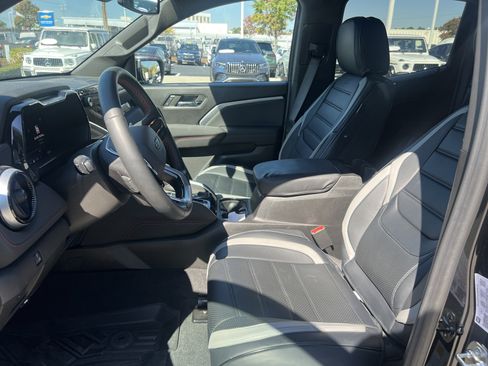 Used 2024 Chevrolet Colorado Z71 w/ Z71 Convenience Package 2 image 16