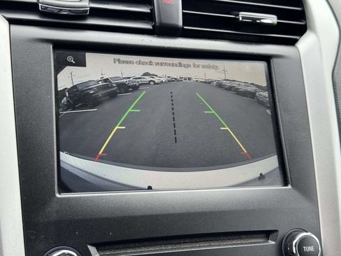 Used 2016 Ford Fusion SE FWD image 4