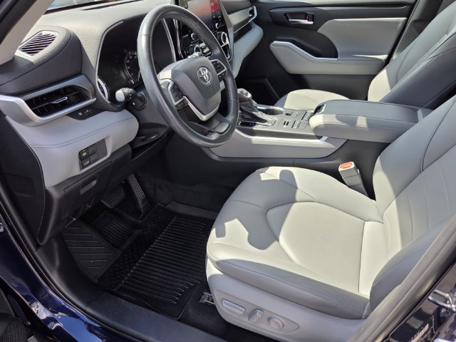 Used 2022 Toyota Highlander XLE AWD/4WD image 9