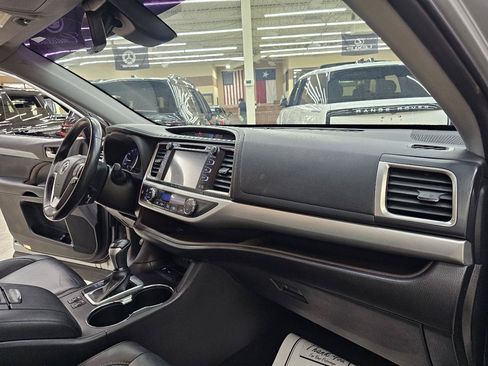 Used 2019 Toyota Highlander XLE FWD image 23
