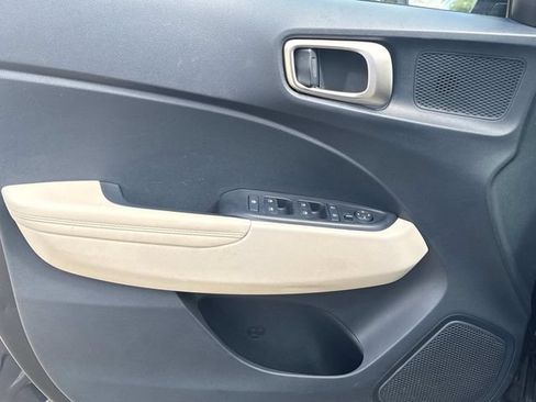 Used 2024 Hyundai Venue Limited FWD image 25