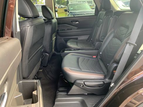Used 2022 Nissan Pathfinder Platinum w/ Lighting Package (N92) AWD/4WD image 21