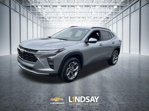 Used 2025 Chevrolet Trax LT w/ LT Convenience Package FWD image 4