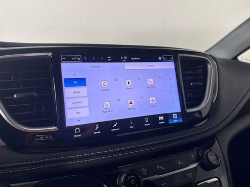 Used 2025 Chrysler Pacifica Limited FWD image 31