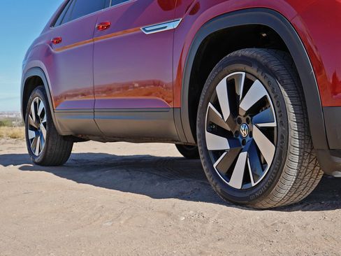 Used 2025 Volkswagen Atlas Cross Sport SE w/ Panoramic Sunroof Package image 6