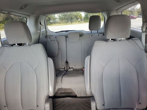 Used 2019 Chrysler Pacifica LX image 13