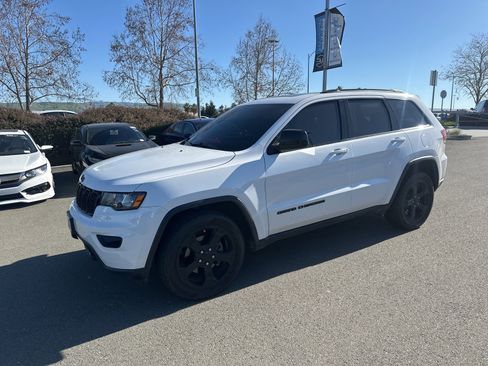 Used 2019 Jeep Grand Cherokee Laredo image 5