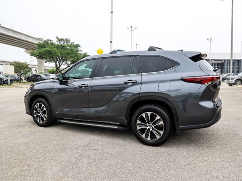Used 2025 Toyota Highlander XLE AWD/4WD image 10
