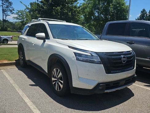 Used 2023 Nissan Pathfinder SL w/ Lighting Package (N92) FWD image 3