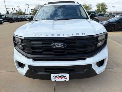 Used 2025 Ford Expedition Active AWD/4WD image 3