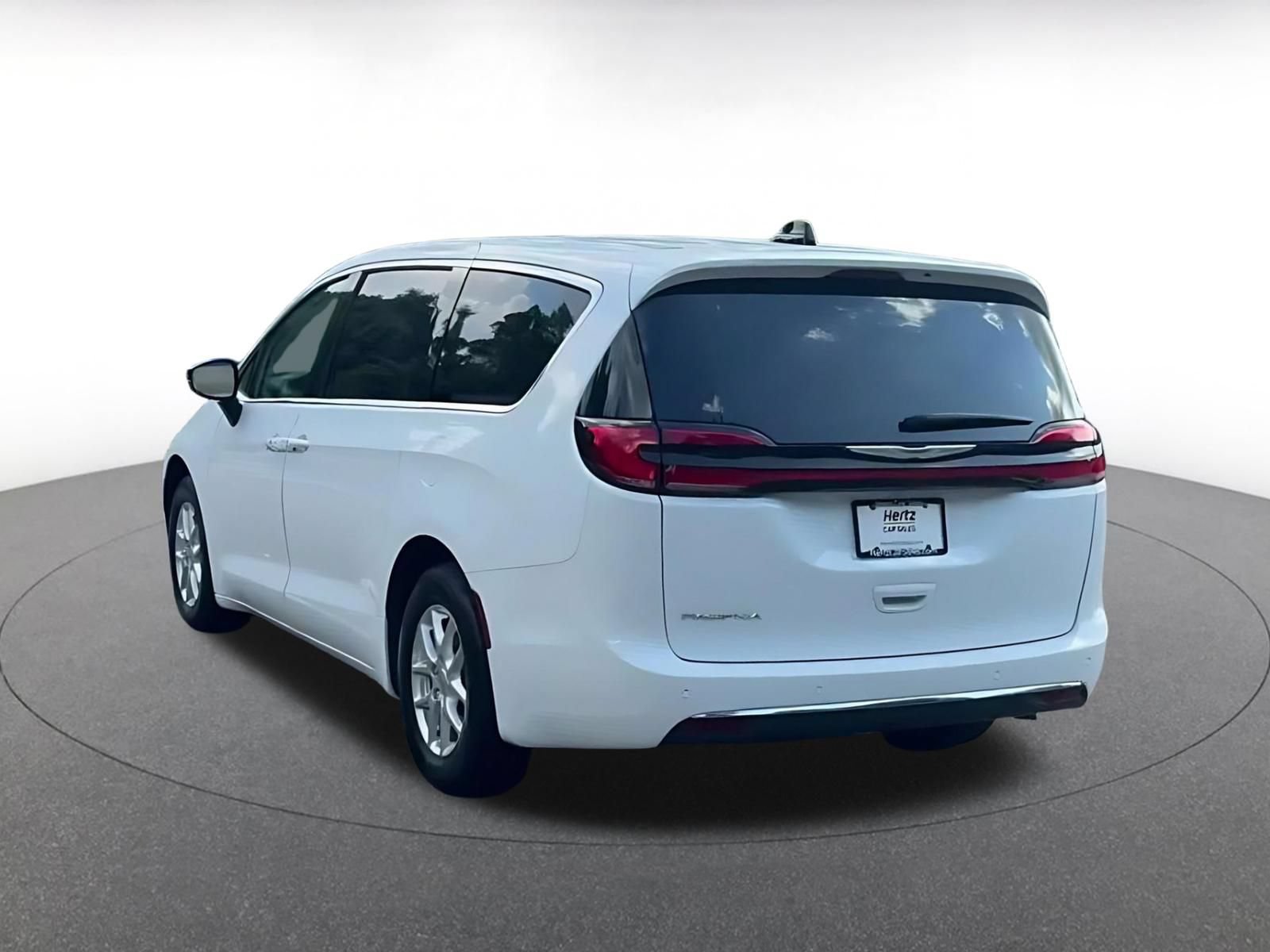 Used 2024 Chrysler Pacifica Touring-L FWD image 10