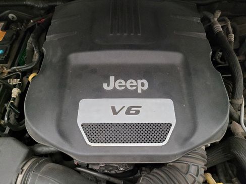 Used 2018 Jeep Wrangler Unlimited Sahara AWD/4WD image 30