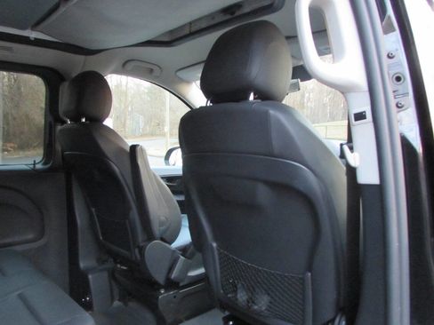 Used 2018 Mercedes-Benz Metris Passenger image 21