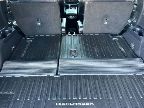 Used 2023 Toyota Highlander Platinum image 16