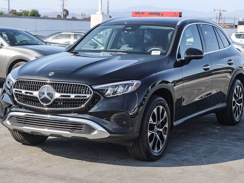 Used 2025 Mercedes-Benz GLC 350e 4MATIC image 3