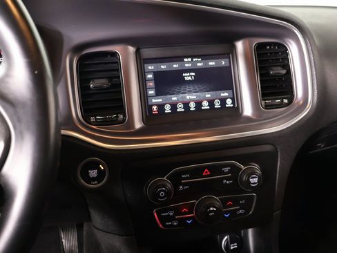 Used 2019 Dodge Charger SXT image 5