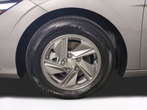 Certified 2025 Hyundai Elantra SE FWD image 11
