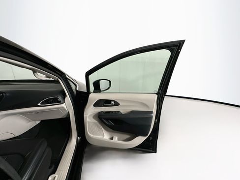 Used 2024 Chrysler Pacifica Touring-L FWD image 33