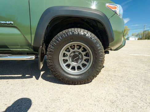 Used 2022 Toyota Tacoma TRD Off-Road w/ TRD Premium Off Road Package AWD/4WD image 12