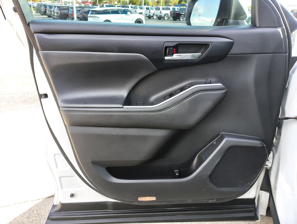 Used 2022 Toyota Highlander XLE AWD/4WD image 9