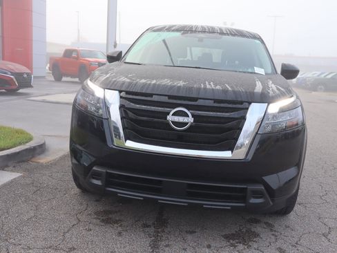 Used 2025 Nissan Pathfinder S image 11