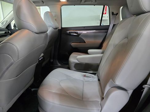 Used 2024 Toyota Highlander Platinum AWD/4WD image 25