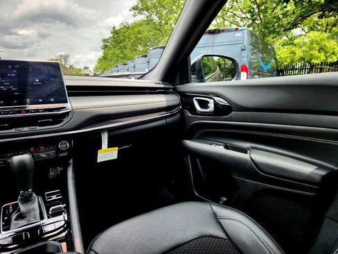 Used 2024 Jeep Compass Latitude w/ Convenience Group image 27